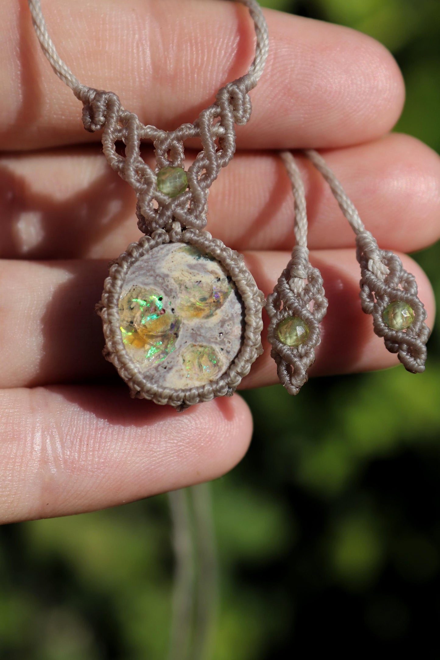 Pendentif LAMEA en OPALE du Mexique et perles de péridot