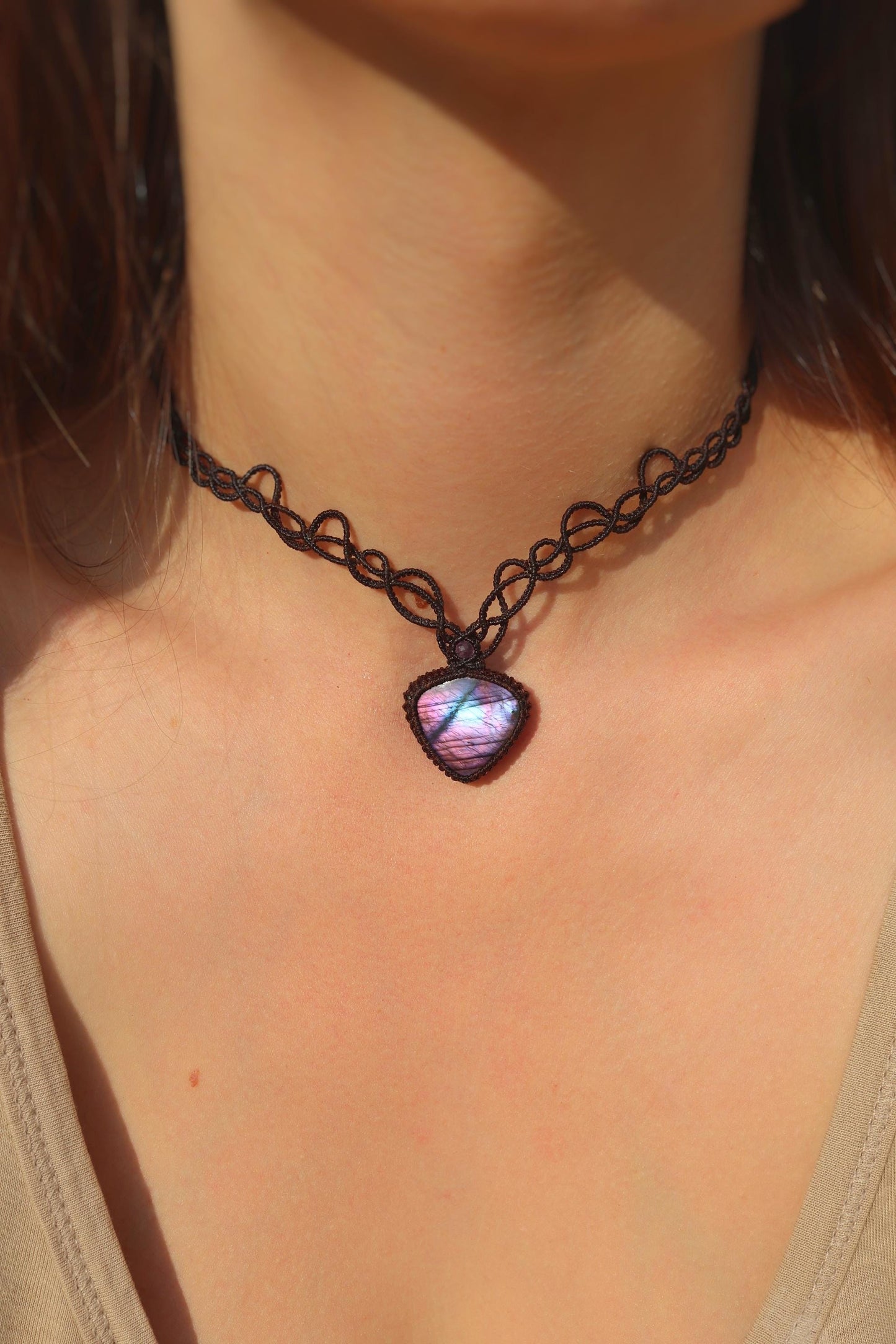 Collier ras-de-cou élégant en spectrolite violette