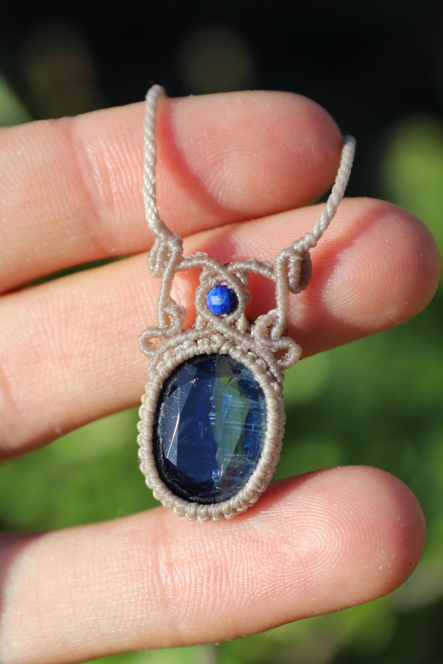 Pendentif en cyanite avec cyanite facettée bleu néon et transparente
