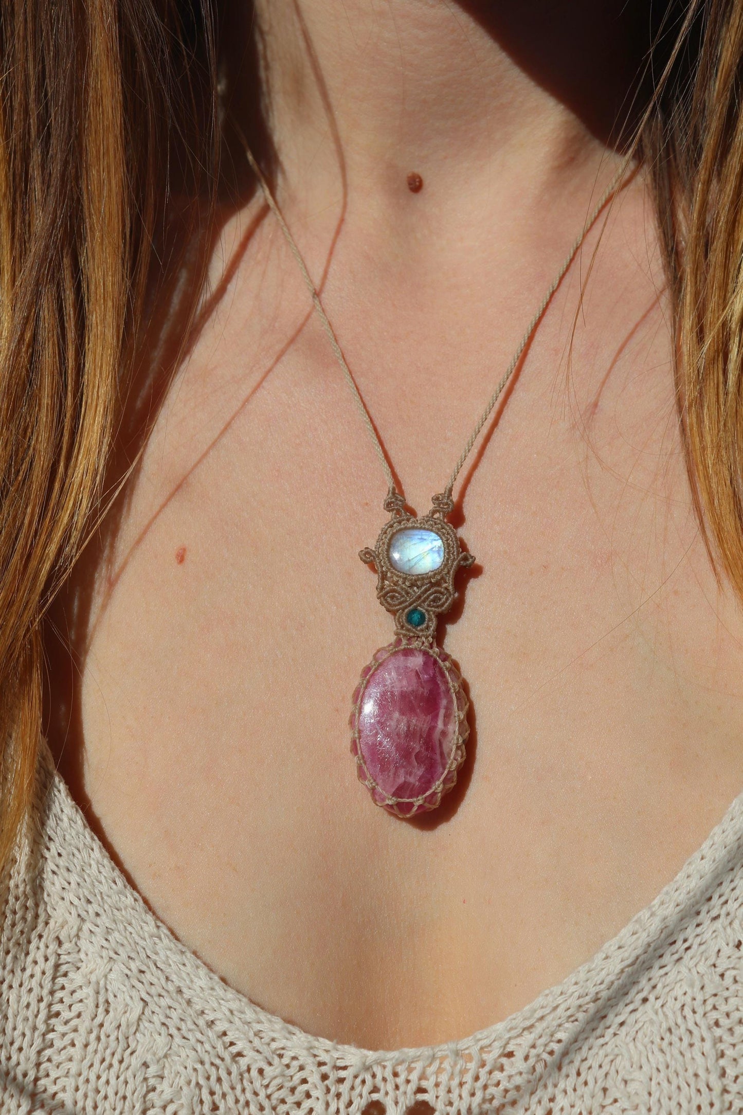 Pendentif rare en calcite COBALTO rose et pierre de lune