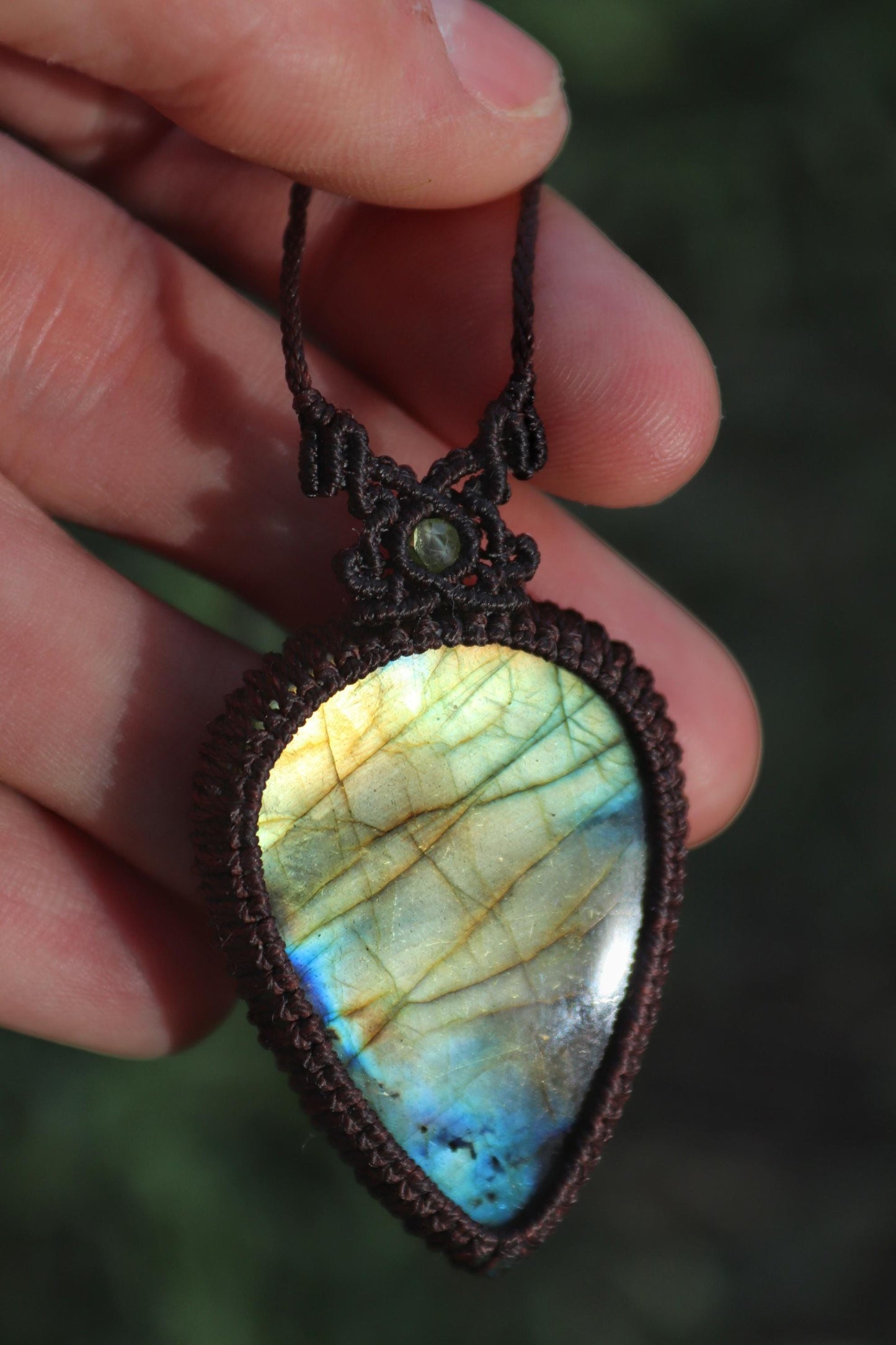 Pendentif LABRADORITE vert/jaune en macramé marron foncé