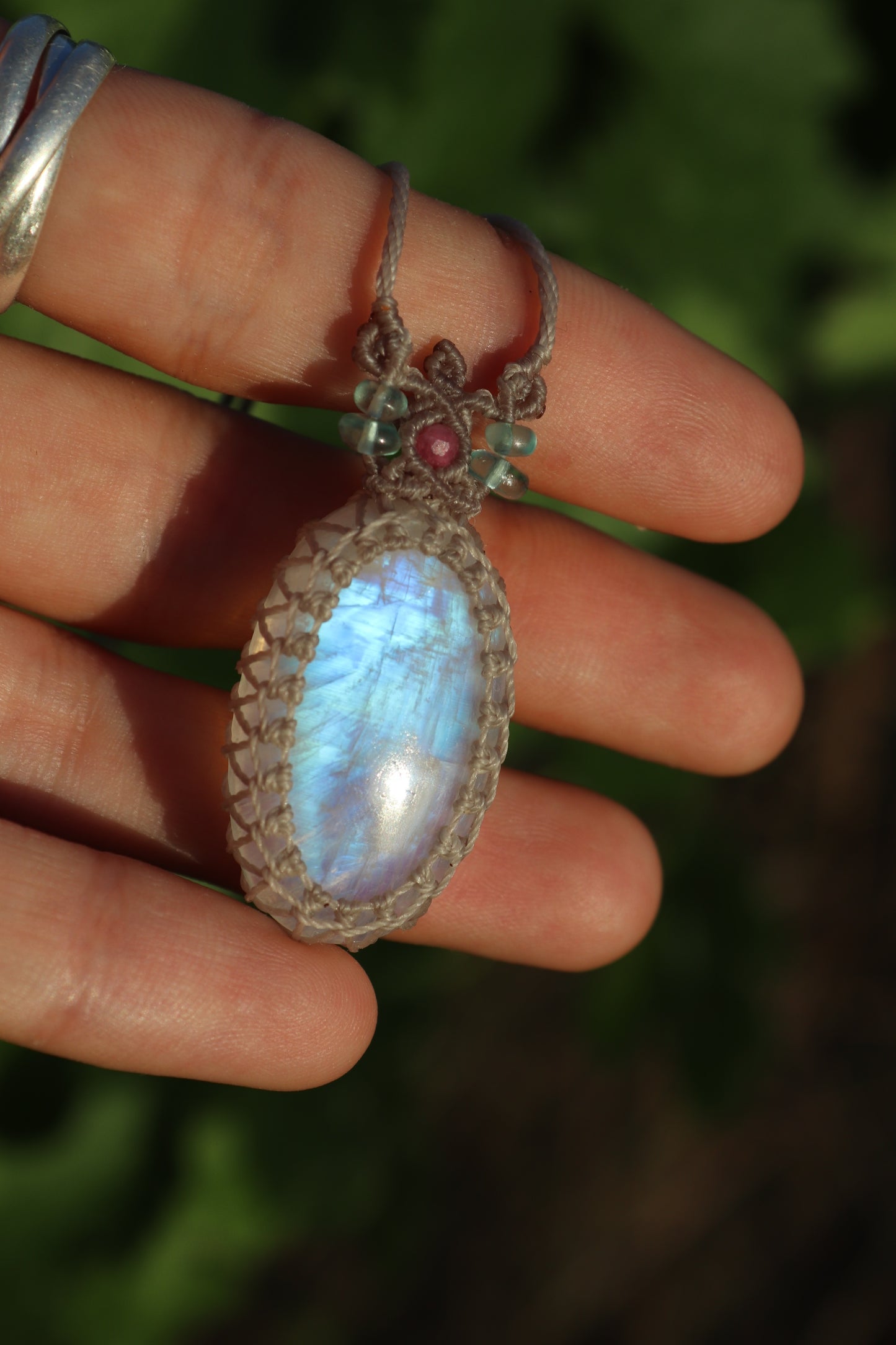 Mondstein in AAA-Qualität mit rosa Turmalin und Paraiba-Apatit-Perlen | Handgefertigter Makramee-Schmuck