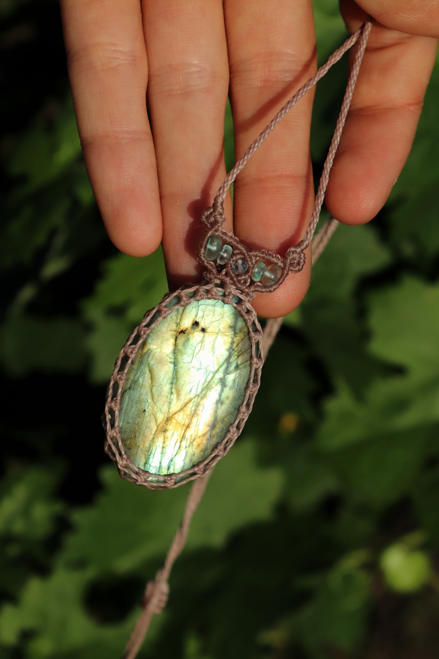 Labradorita verde pastel con cuentas de apatita azul paraiba | Joyería de Macramé Hecha a Mano