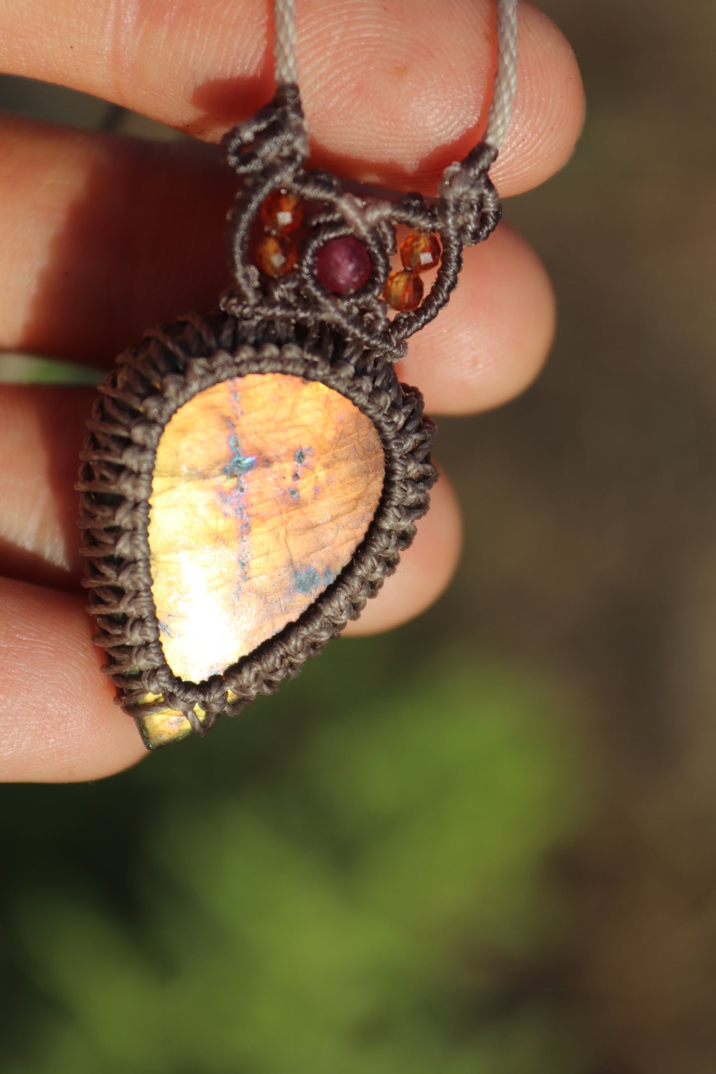 Orangene Labradorit Kette "Sonnenuntergang" | Makramee Schmuck