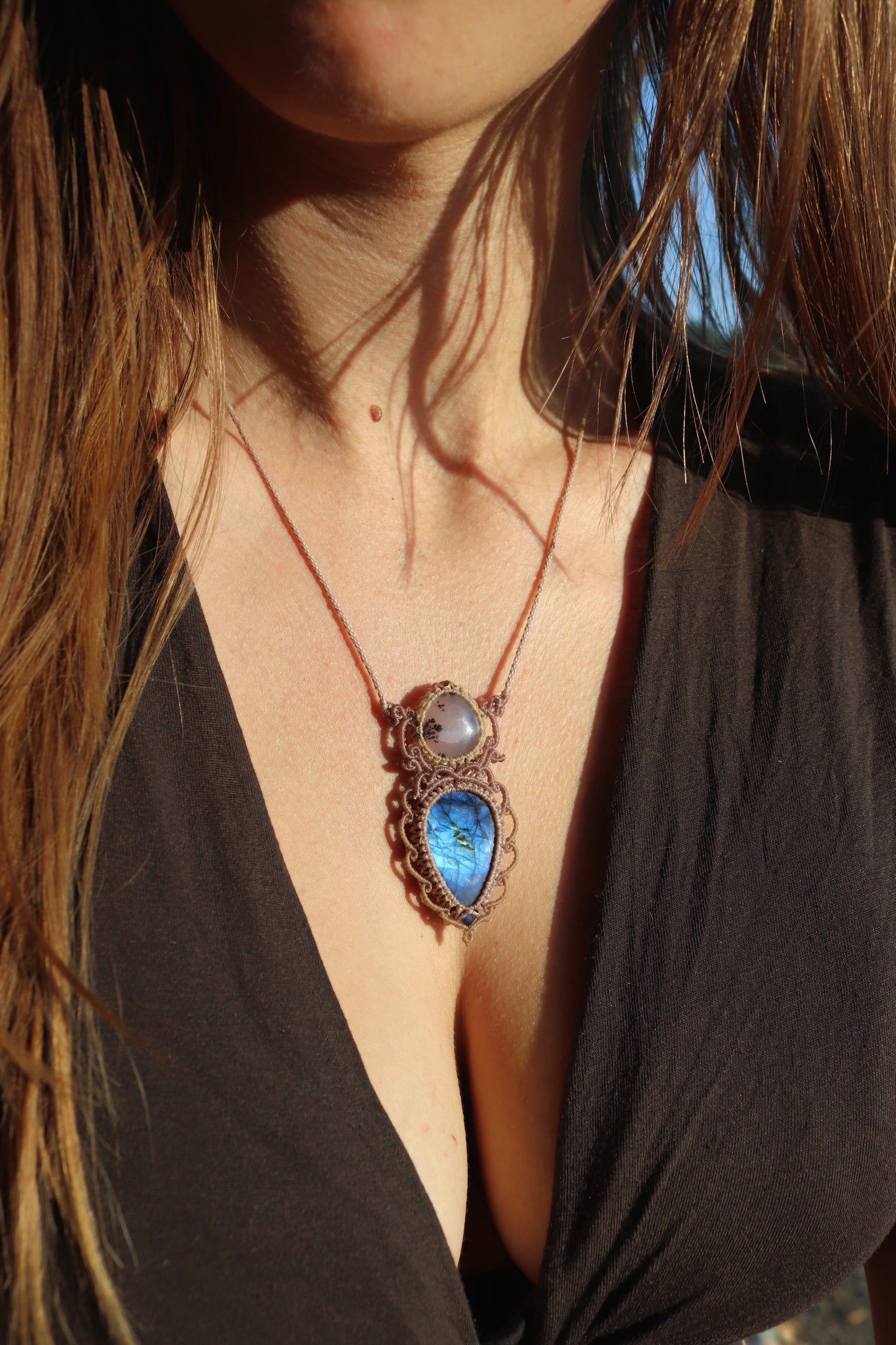 Doppelanhänger aus blauem Labradorit und Dendritenopal | Handgefertigter Makramee-Schmuck