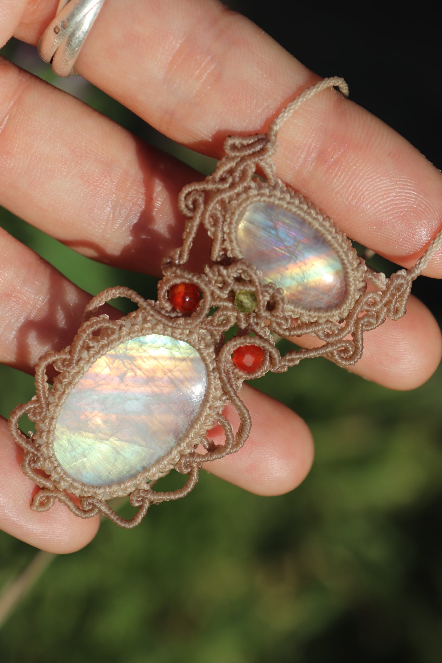 Pendentif en pierre de lune arc-en-ciel dorée translucide de qualité RARE