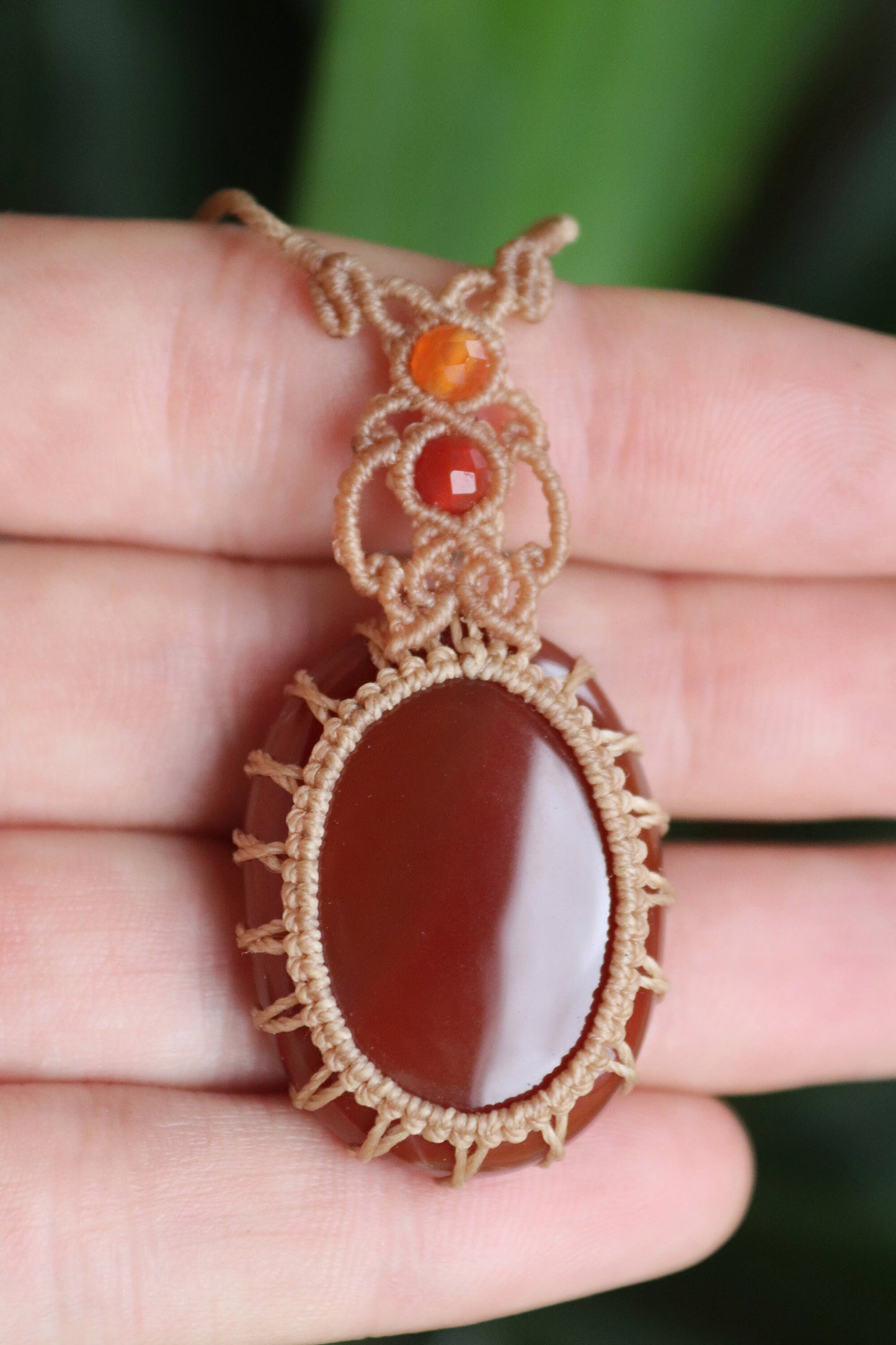 Pendentif ONYX rouge avec perles de cornaline