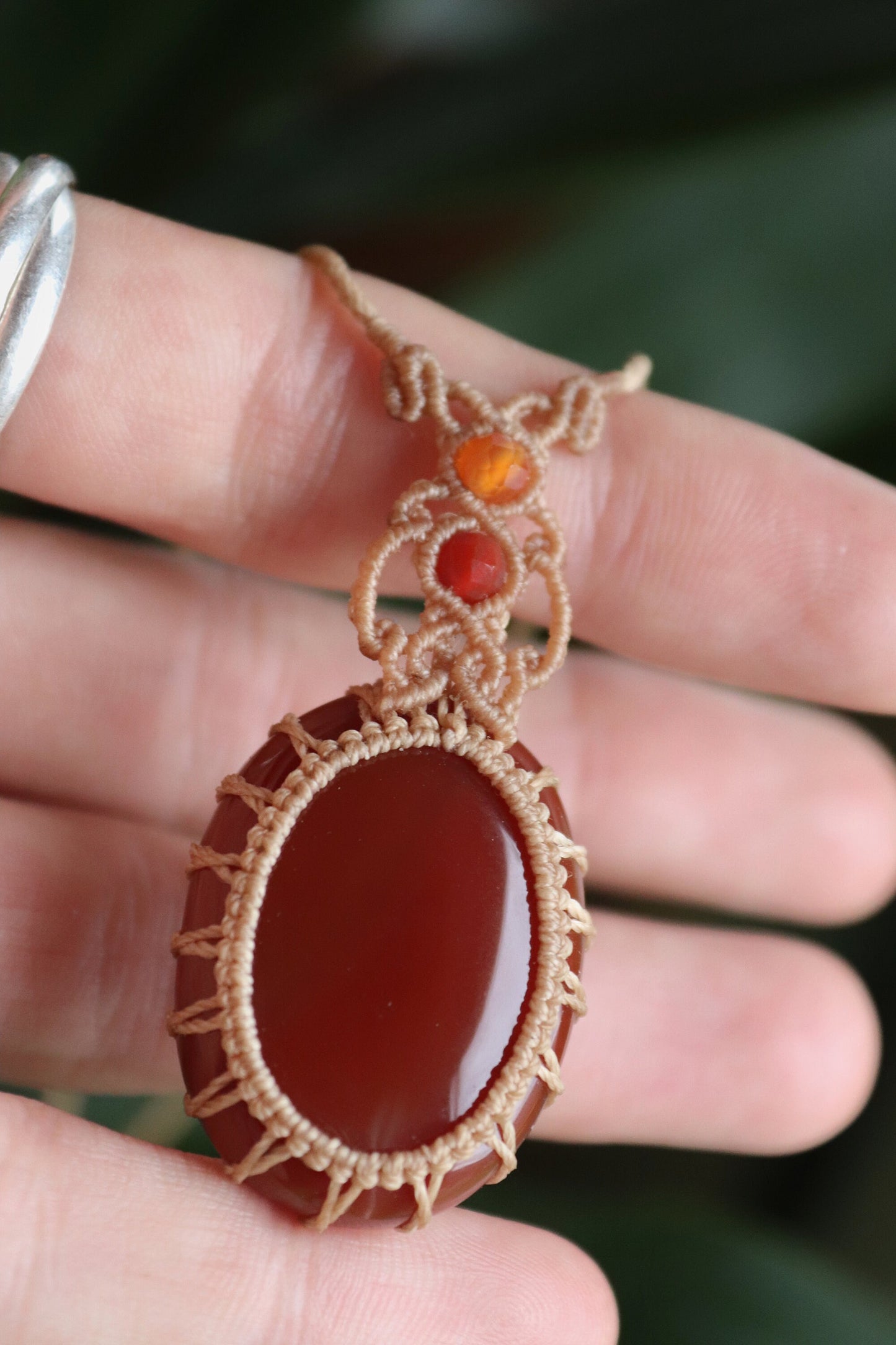 Pendentif ONYX rouge avec perles de cornaline