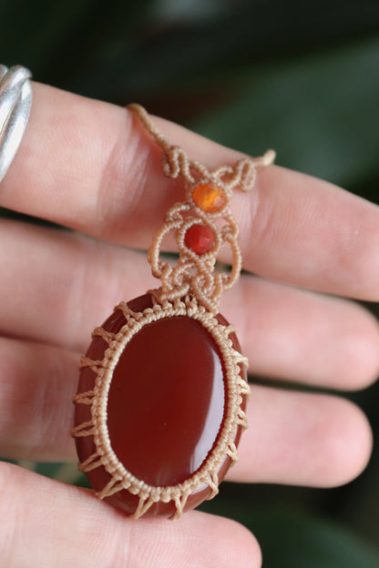 Pendentif ONYX rouge avec perles de cornaline