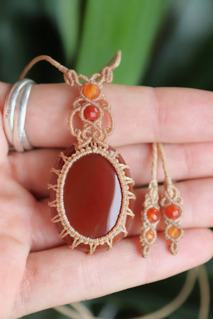 Pendentif ONYX rouge avec perles de cornaline