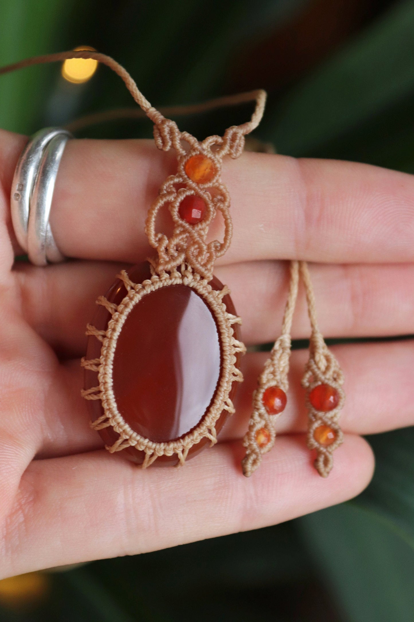 Pendentif ONYX rouge avec perles de cornaline