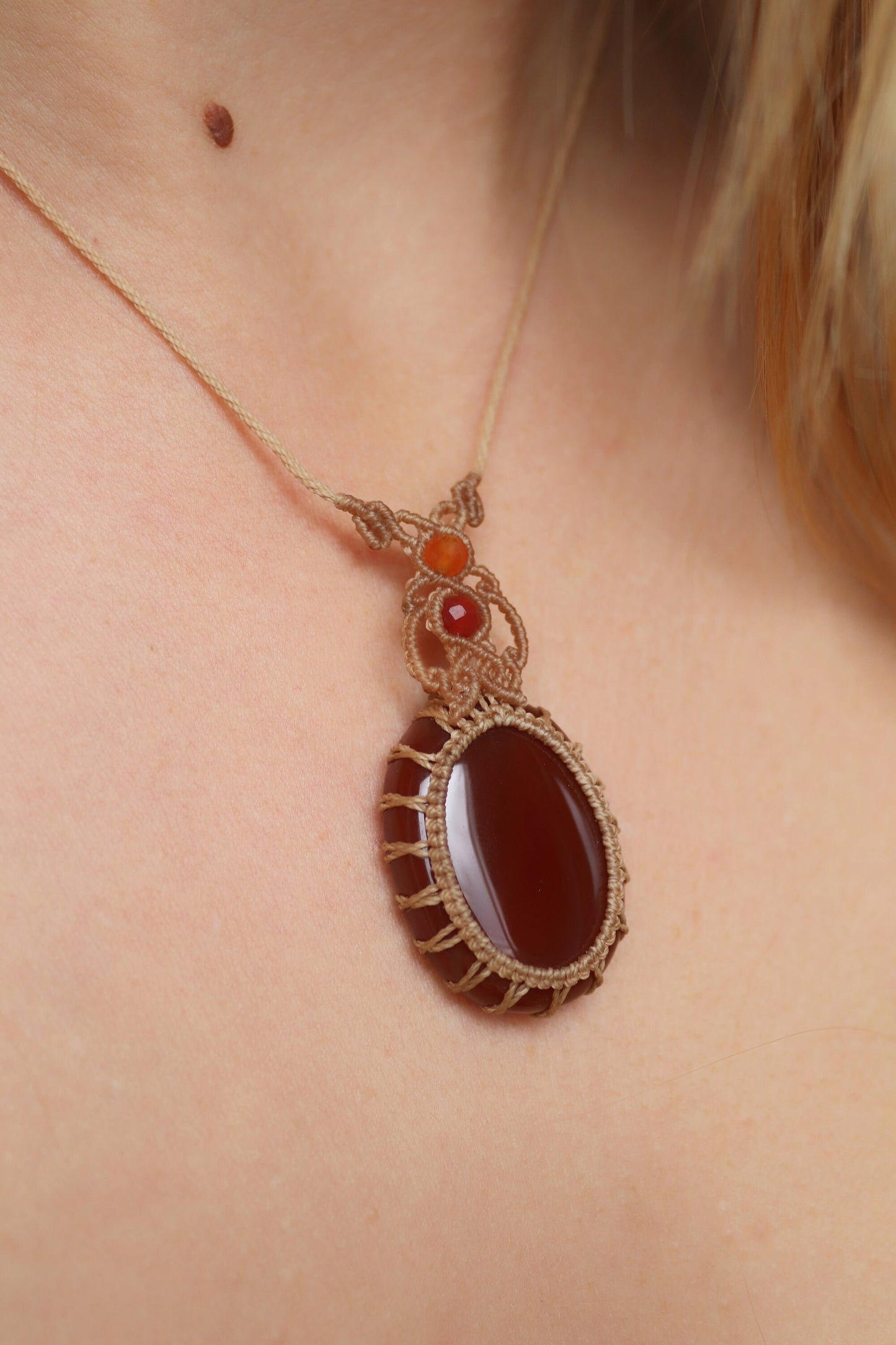 Pendentif ONYX rouge avec perles de cornaline