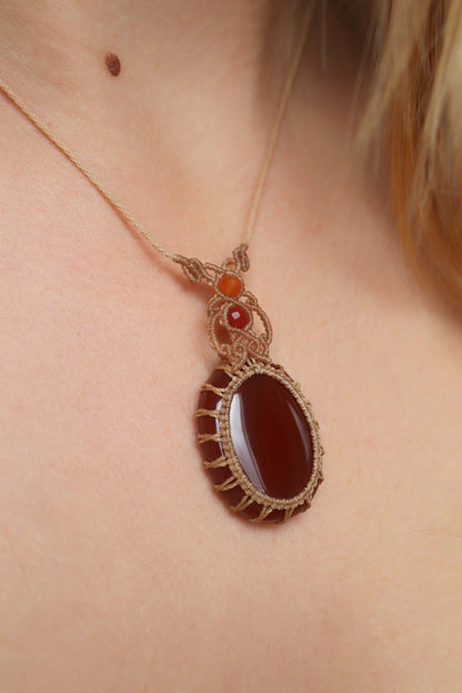 Pendentif ONYX rouge avec perles de cornaline