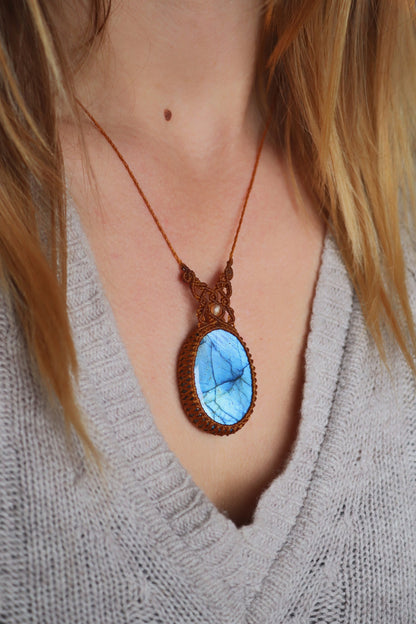 Collier pendentif bohème en macramé avec labradorite bleue