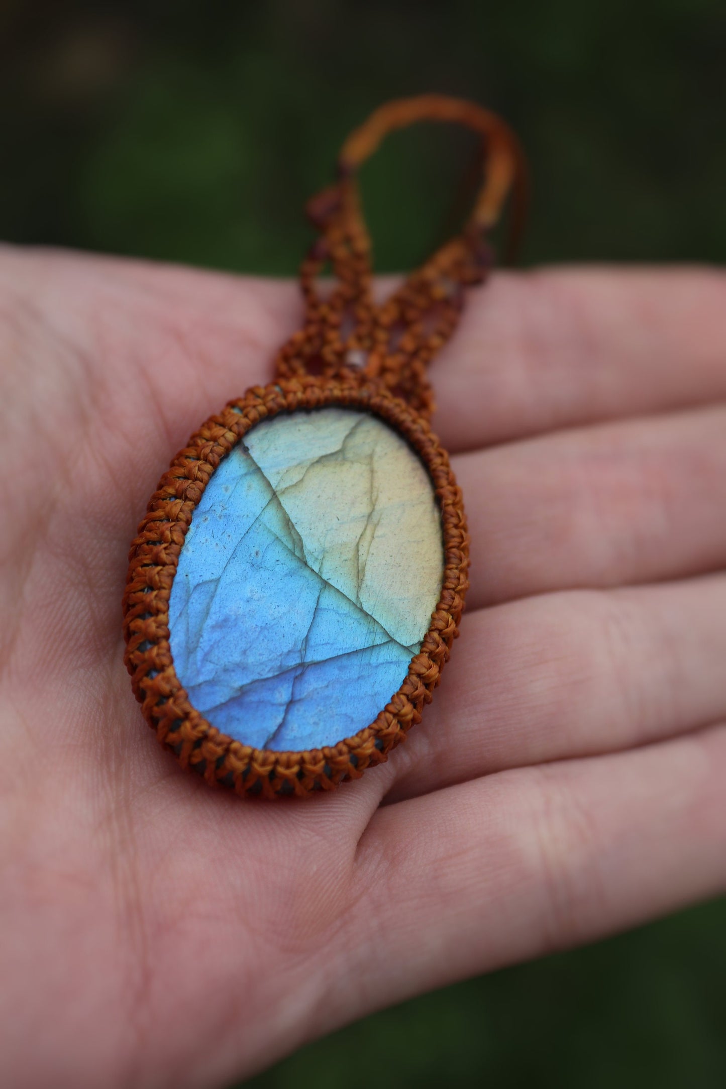 Collier pendentif bohème en macramé avec labradorite bleue