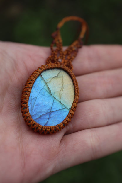 Collier pendentif bohème en macramé avec labradorite bleue