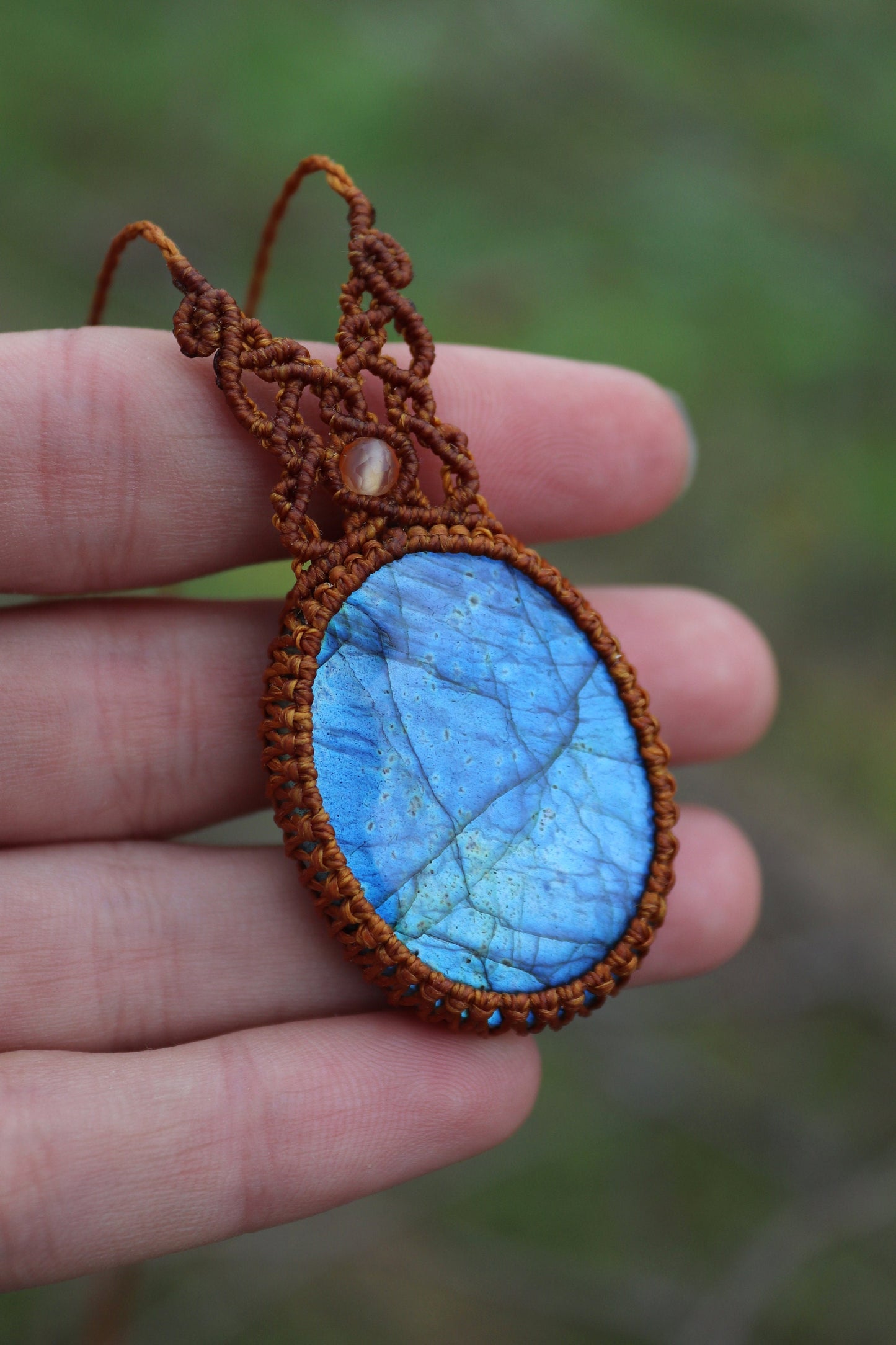 Collier pendentif bohème en macramé avec labradorite bleue