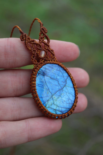 Collier pendentif bohème en macramé avec labradorite bleue
