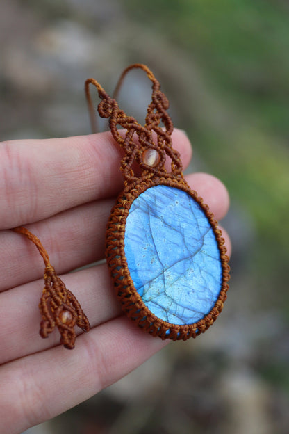 Collier pendentif bohème en macramé avec labradorite bleue