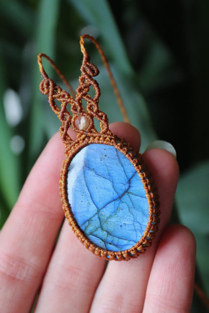 Collier pendentif bohème en macramé avec labradorite bleue