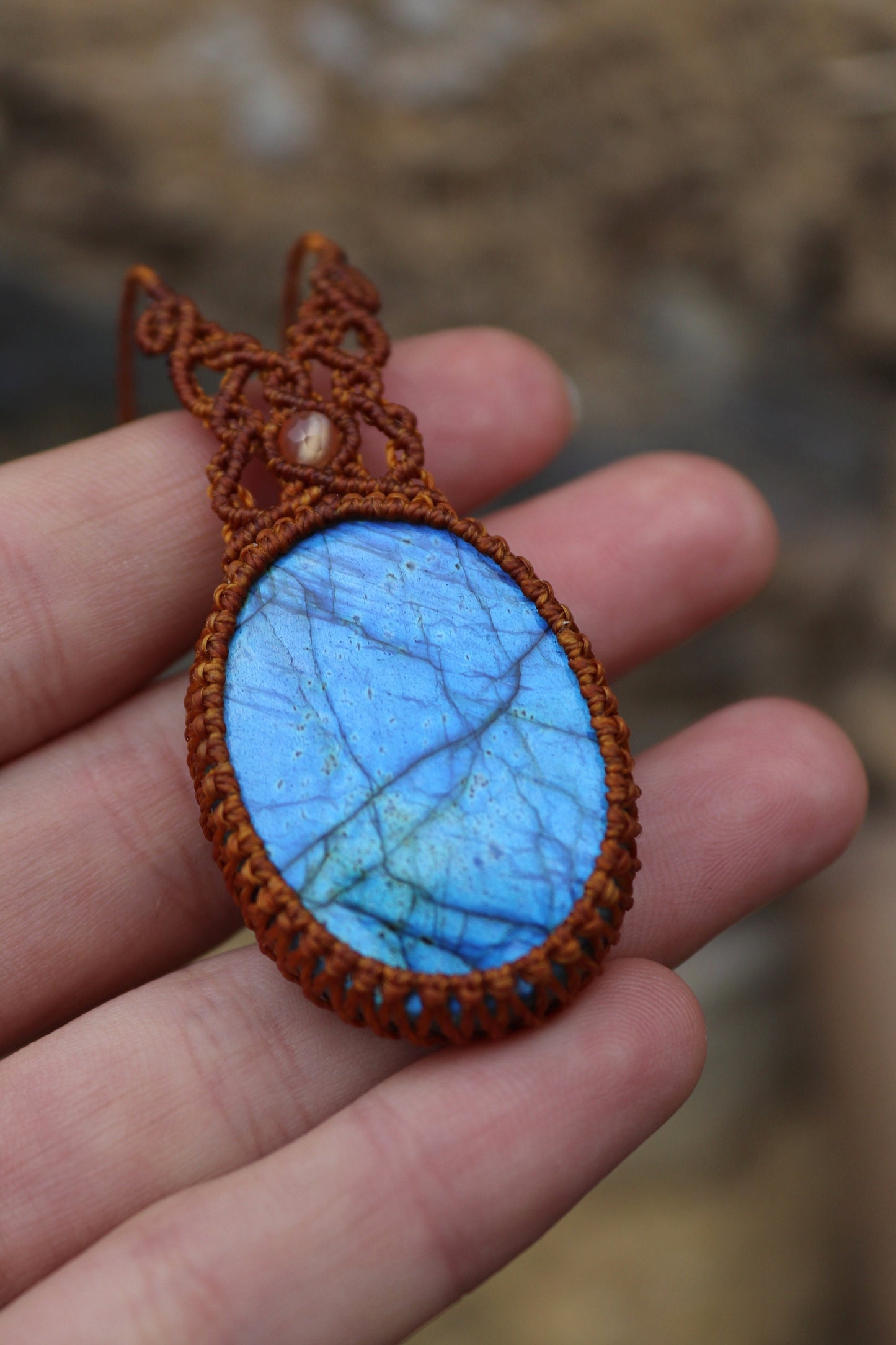Collier pendentif bohème en macramé avec labradorite bleue