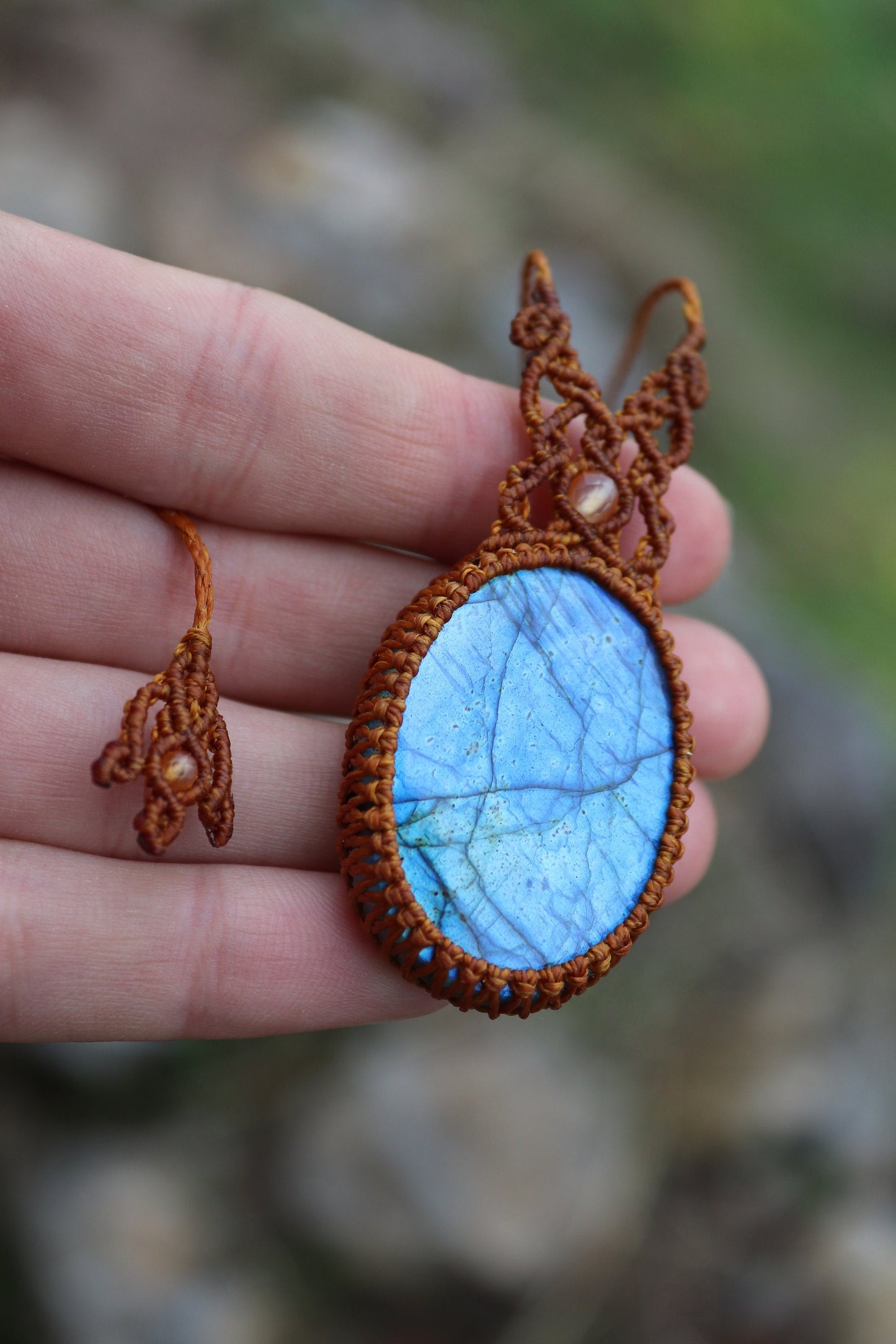 Collier pendentif bohème en macramé avec labradorite bleue