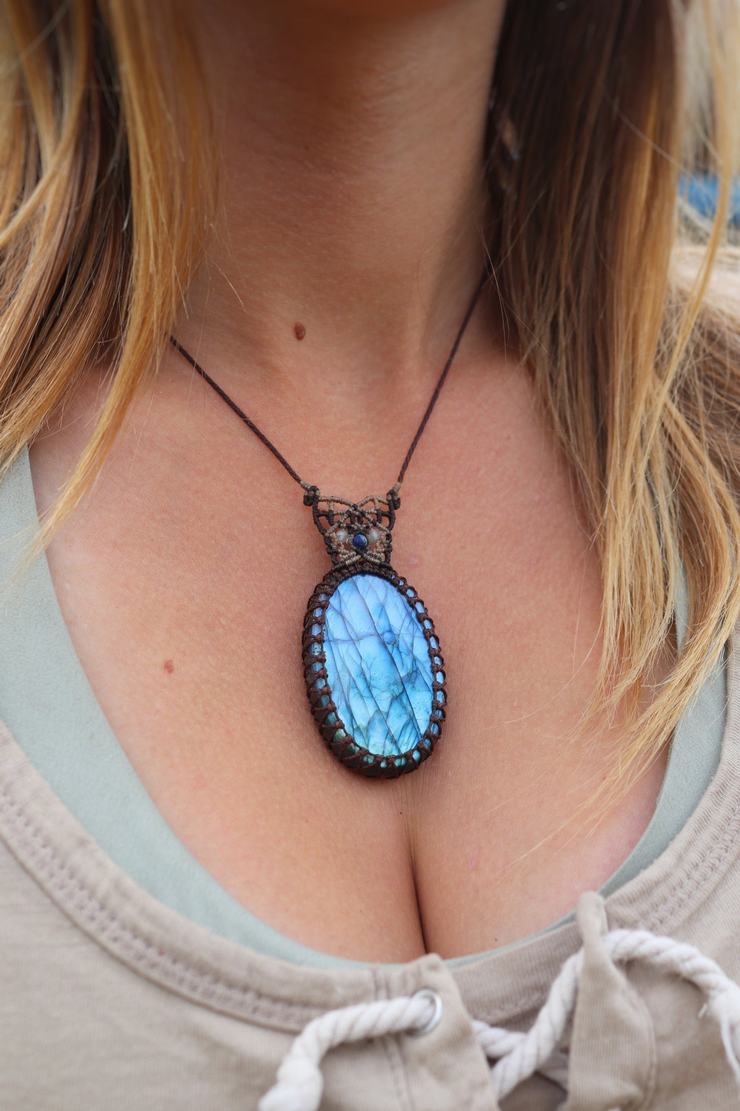 Grand pendentif labradorite 48 mm, bleu ciel