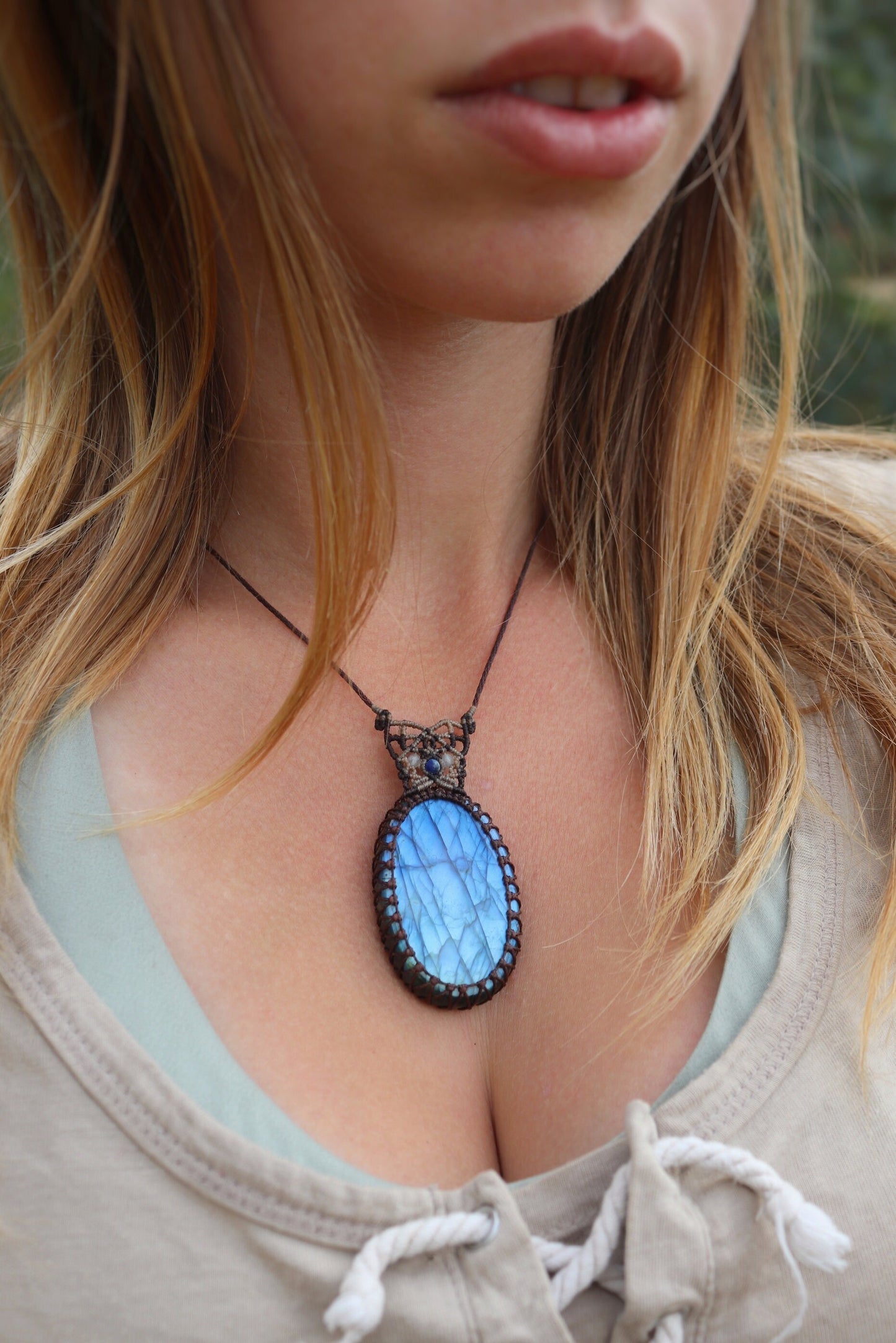 Grand pendentif labradorite 48 mm, bleu ciel
