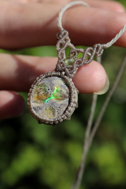 Pendentif LAMEA en OPALE du Mexique et perles de péridot