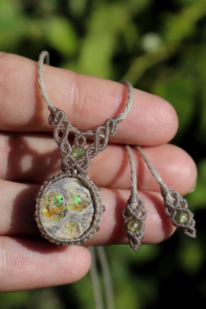 Pendentif LAMEA en OPALE du Mexique et perles de péridot