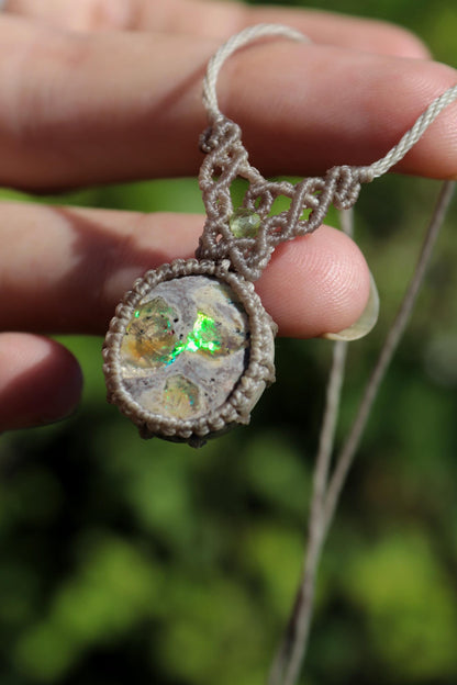 Pendentif LAMEA en OPALE du Mexique et perles de péridot