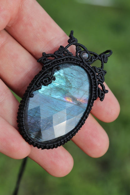 Pendentif labradorite à facettes, bleu électrique scintillant