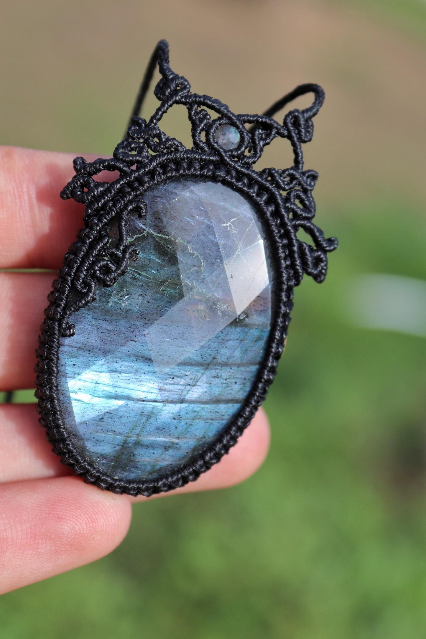 Pendentif labradorite à facettes, bleu électrique scintillant