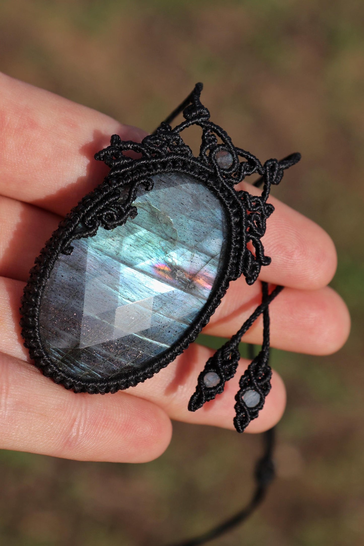 Pendentif labradorite à facettes, bleu électrique scintillant