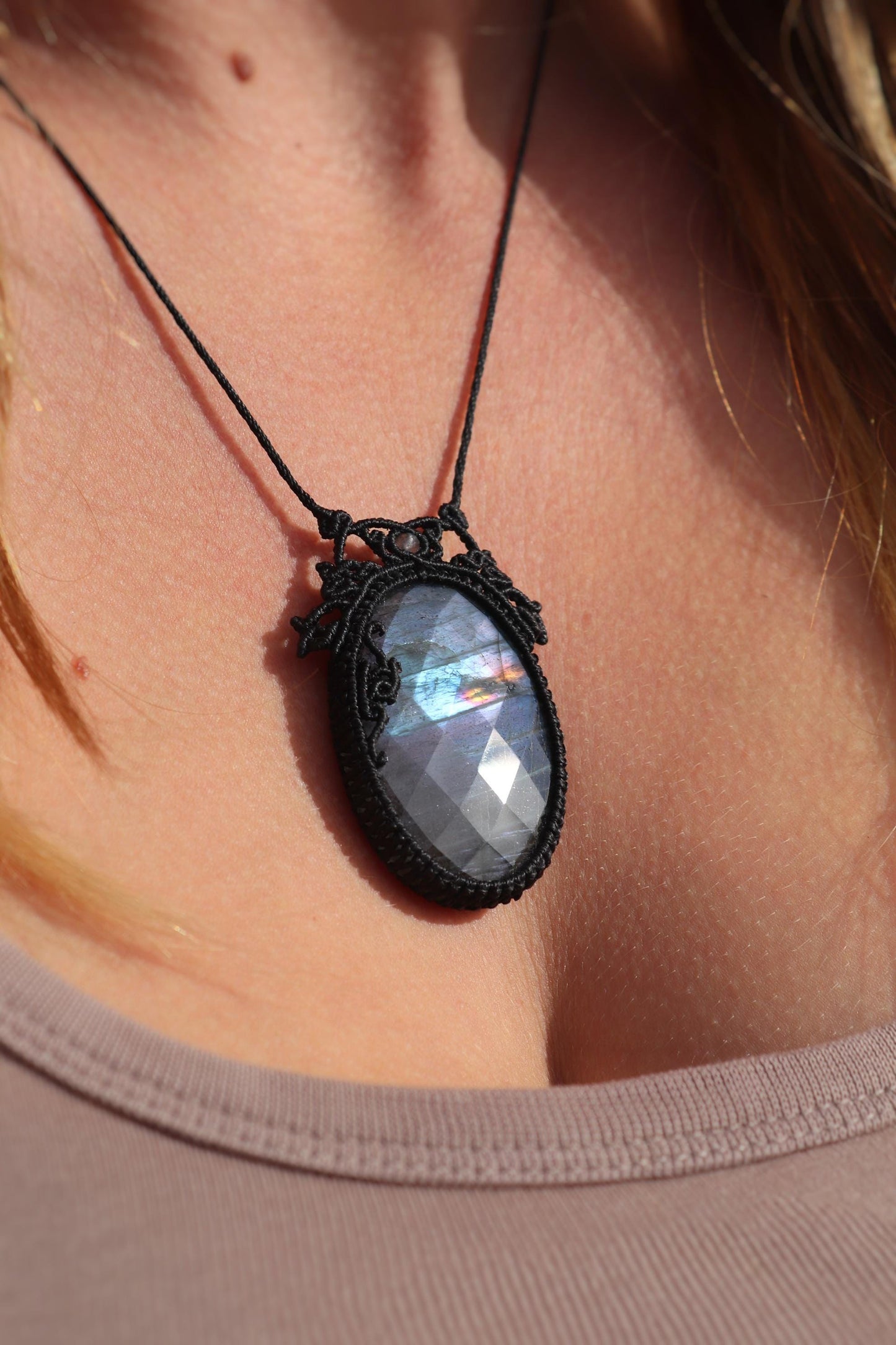 Pendentif labradorite à facettes, bleu électrique scintillant