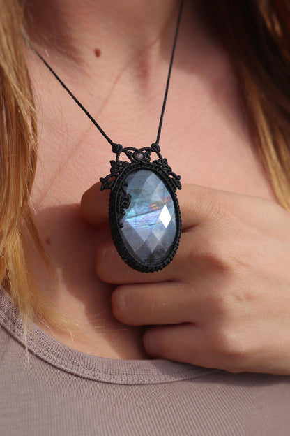 Pendentif labradorite à facettes, bleu électrique scintillant