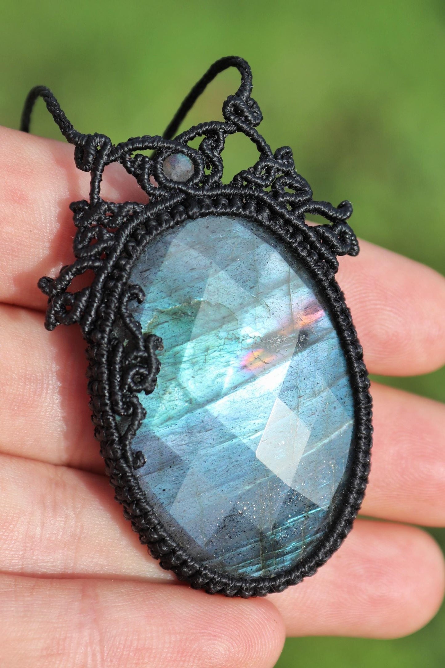 Pendentif labradorite à facettes, bleu électrique scintillant
