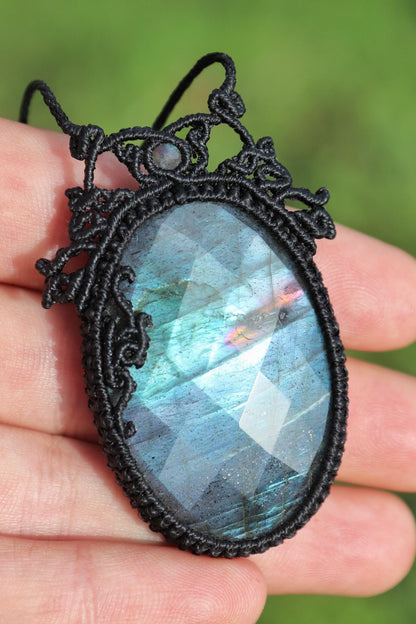 Pendentif labradorite à facettes, bleu électrique scintillant
