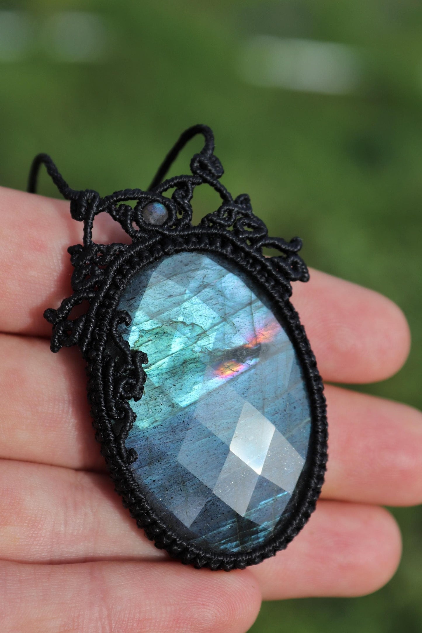 Pendentif labradorite à facettes, bleu électrique scintillant