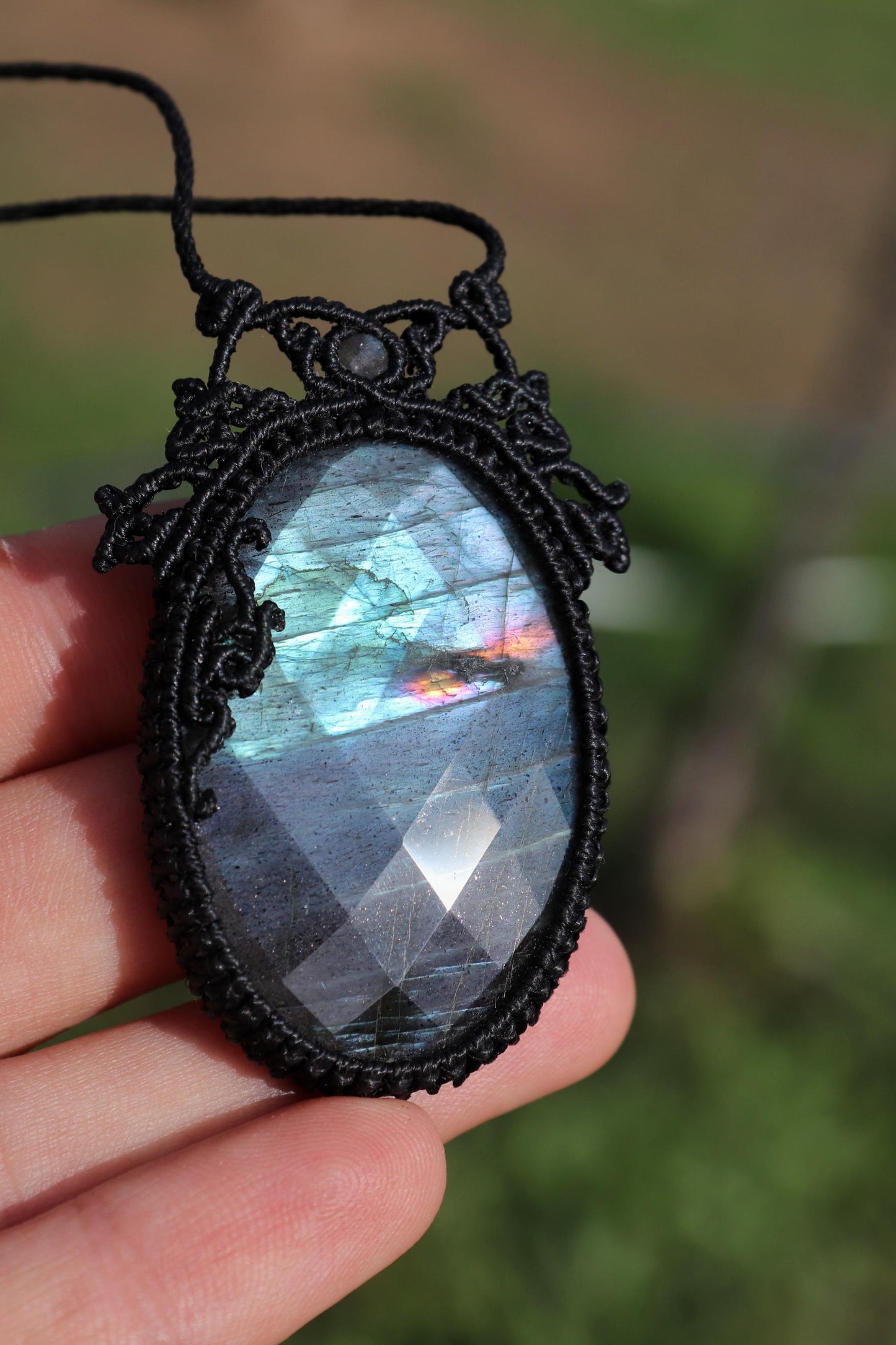Pendentif labradorite à facettes, bleu électrique scintillant
