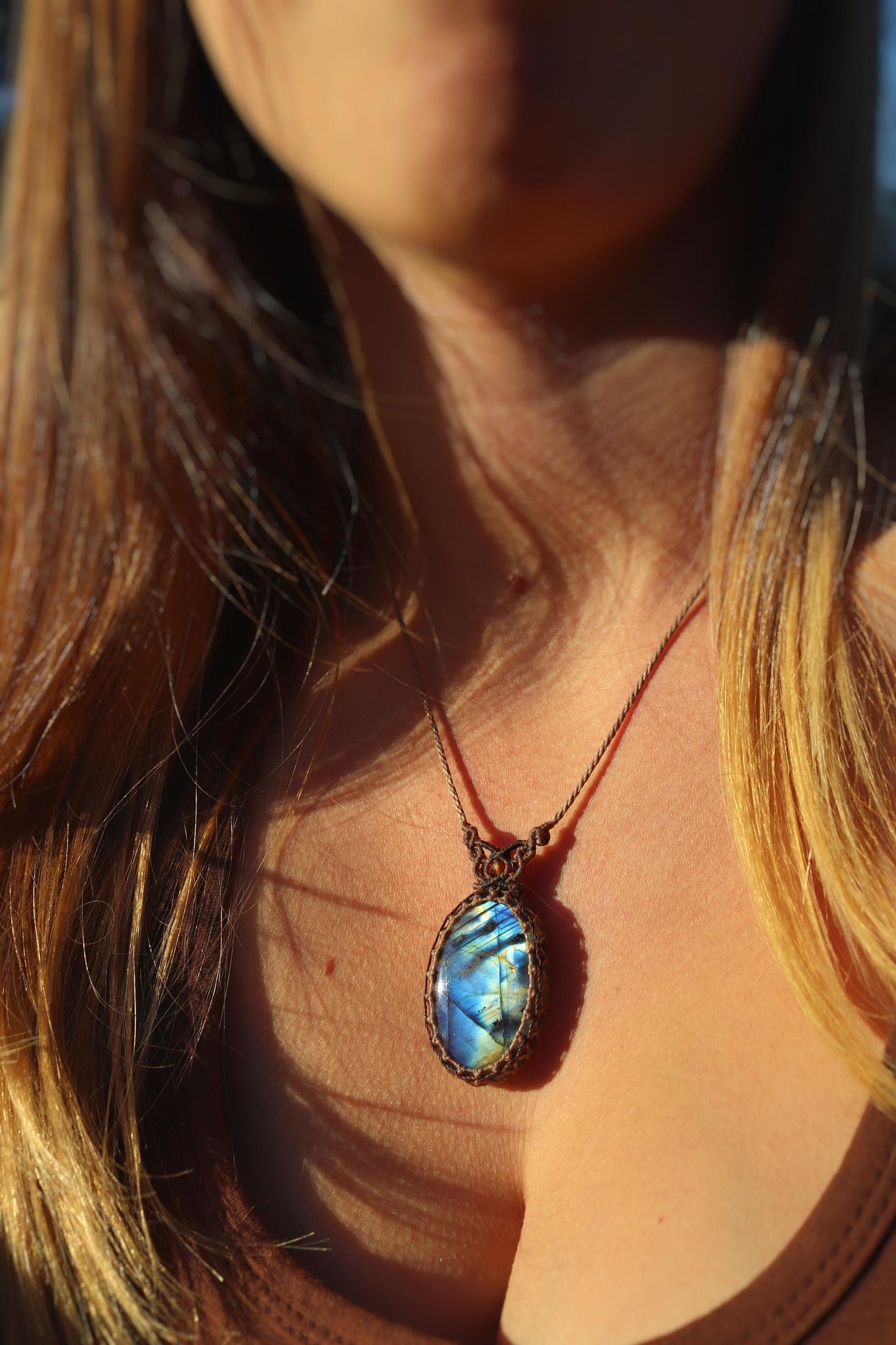 Pendentif en LABRADORITE bleue avec cornaline naturelle