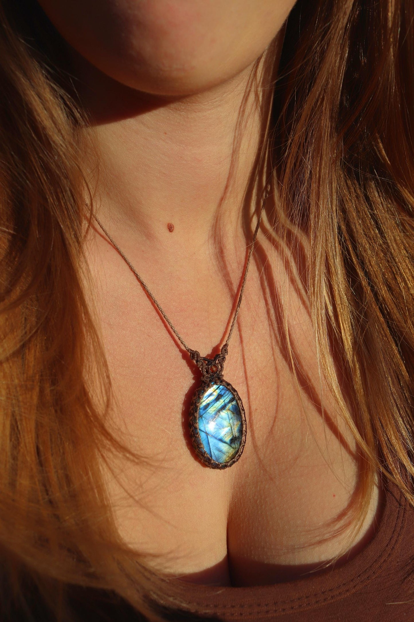 Pendentif en LABRADORITE bleue avec cornaline naturelle