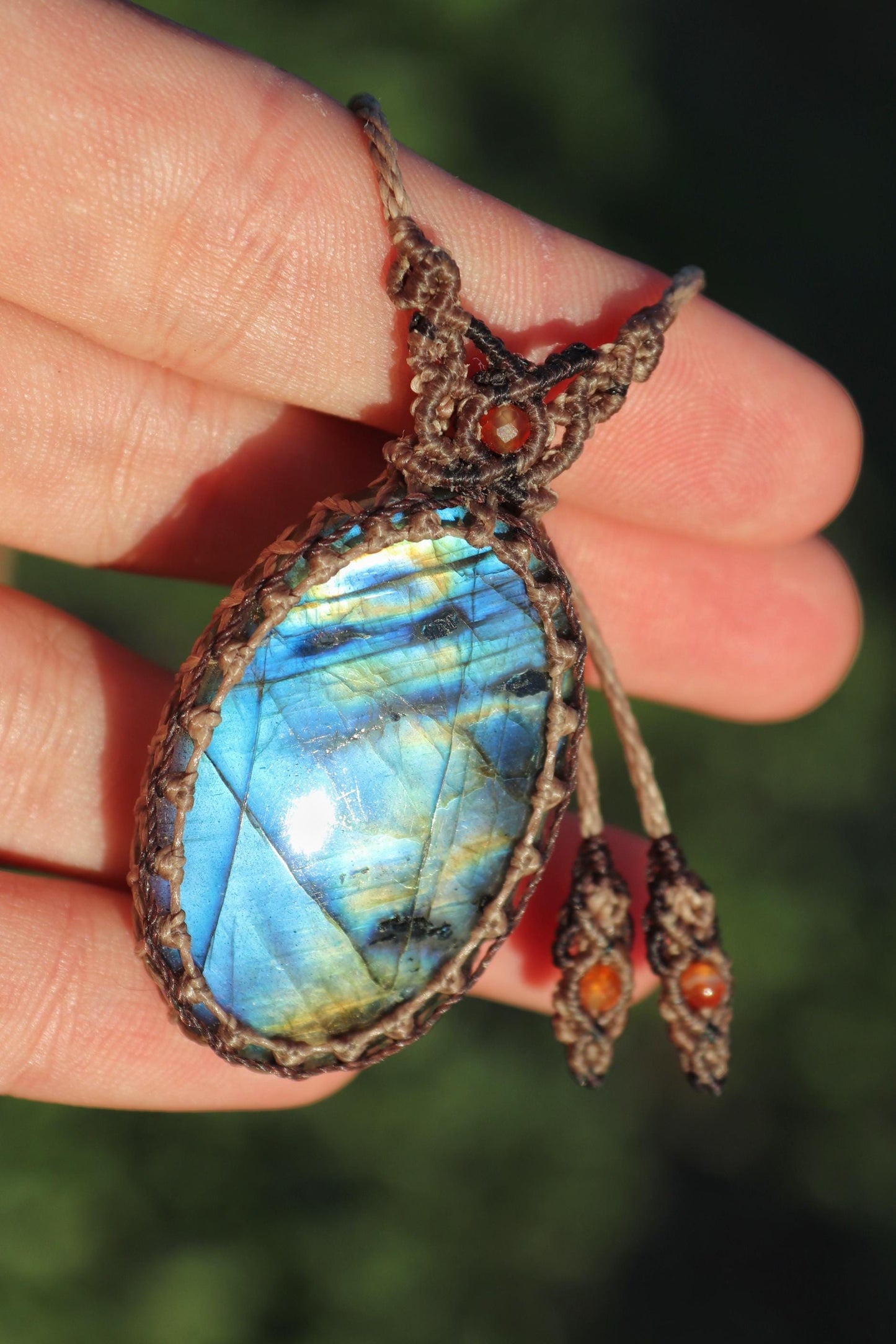 Pendentif en LABRADORITE bleue avec cornaline naturelle