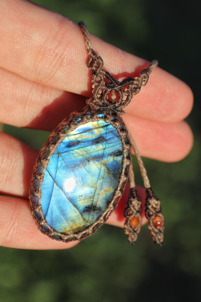 Pendentif en LABRADORITE bleue avec cornaline naturelle