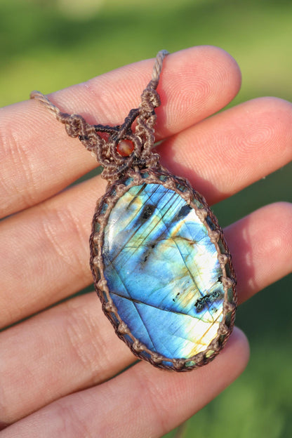 Pendentif en LABRADORITE bleue avec cornaline naturelle