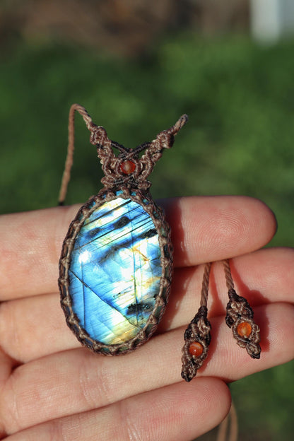 Pendentif en LABRADORITE bleue avec cornaline naturelle