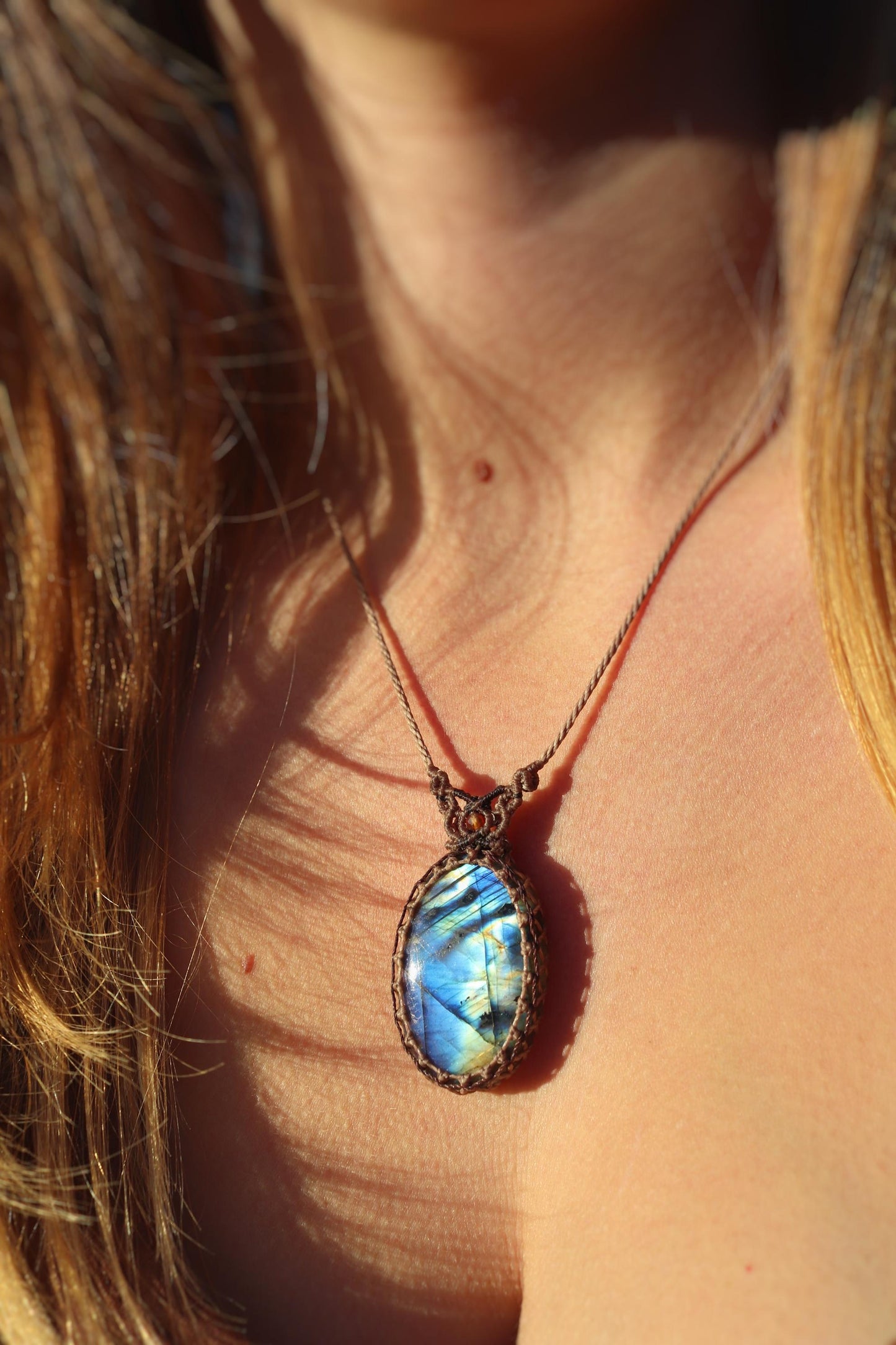 Pendentif en LABRADORITE bleue avec cornaline naturelle