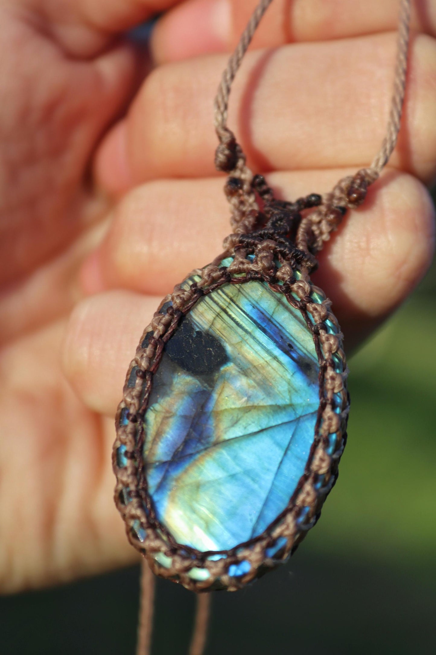 Pendentif en LABRADORITE bleue avec cornaline naturelle