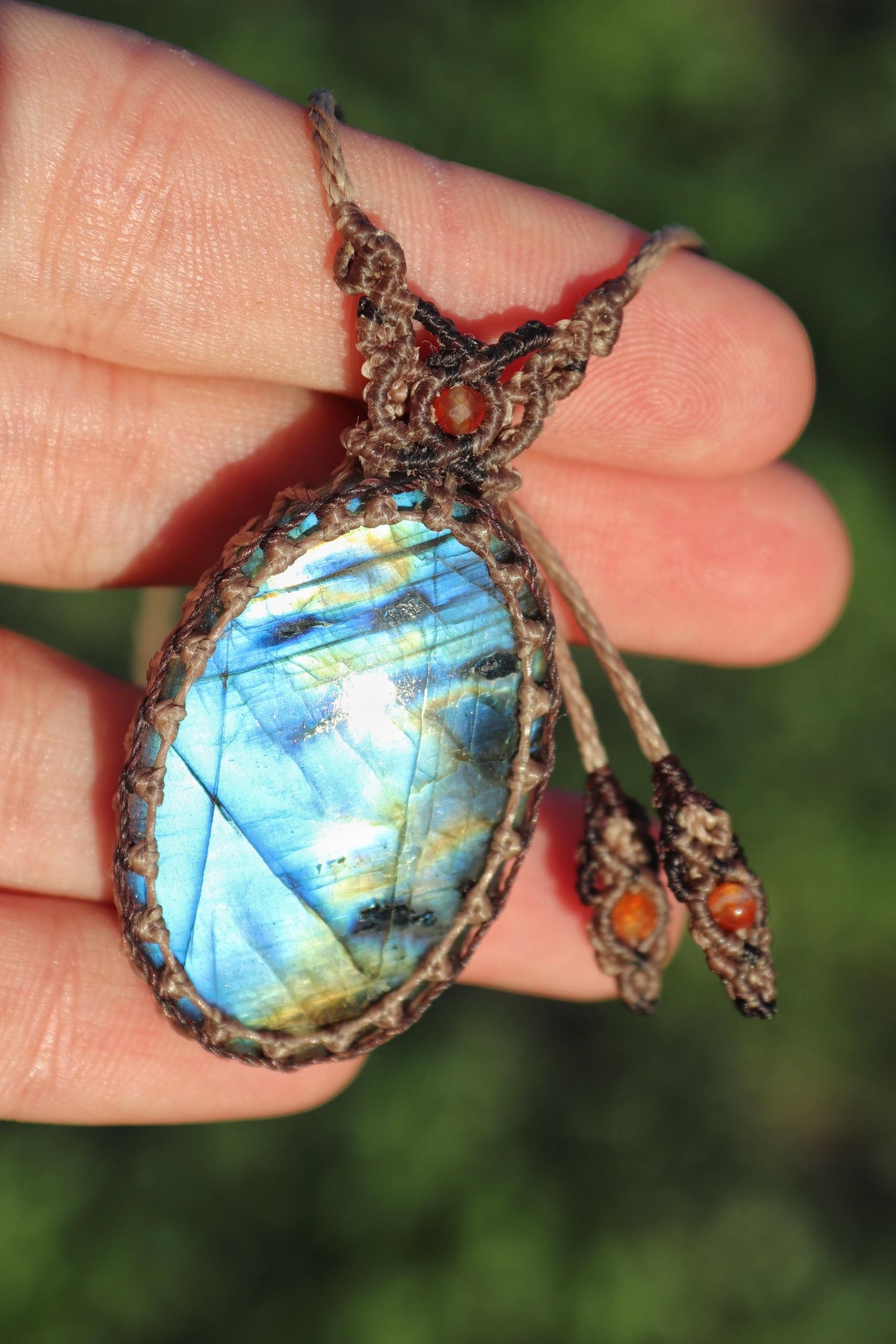 Pendentif en LABRADORITE bleue avec cornaline naturelle