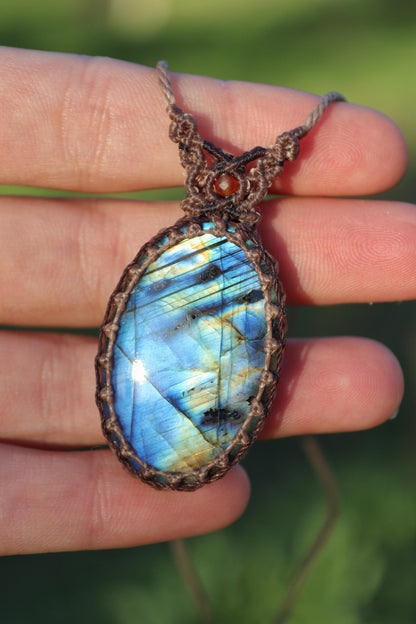 Pendentif en LABRADORITE bleue avec cornaline naturelle
